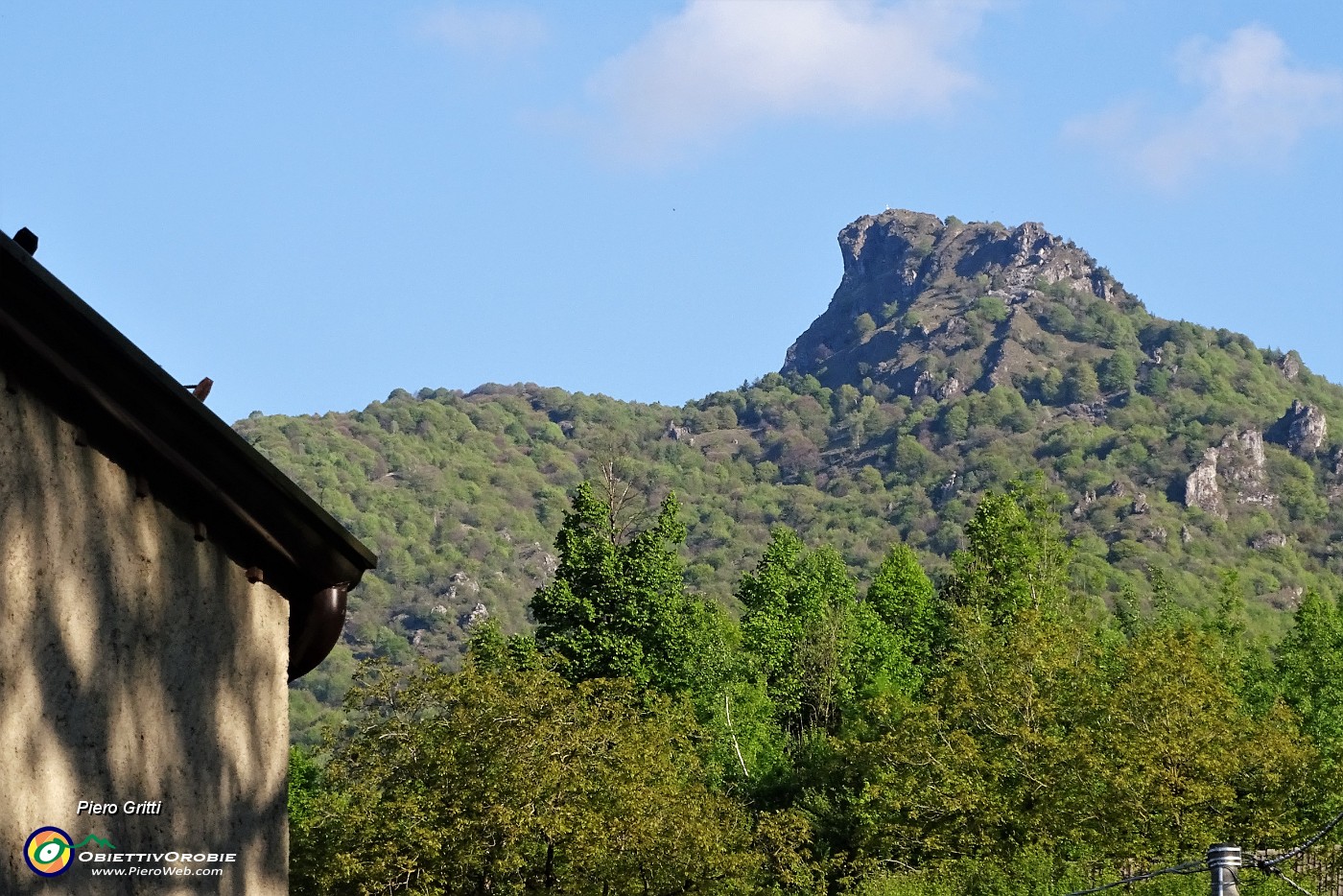 08 Corno Zuccone (1458 m) visto allo zoom dalla Costa d'Olda .JPG